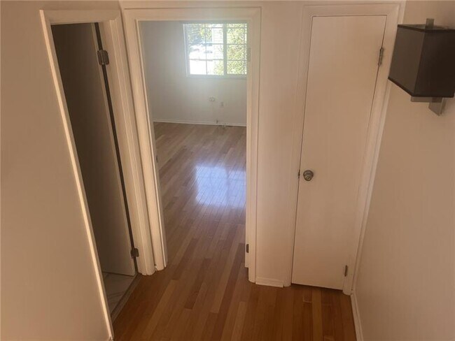 Building Photo - 332 Hailman St