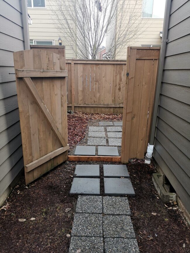 Building Photo - Spacious 3 Bedroom Home with Fenced Yard, Patio, and 2-Car Garage Near Mill Plain.
