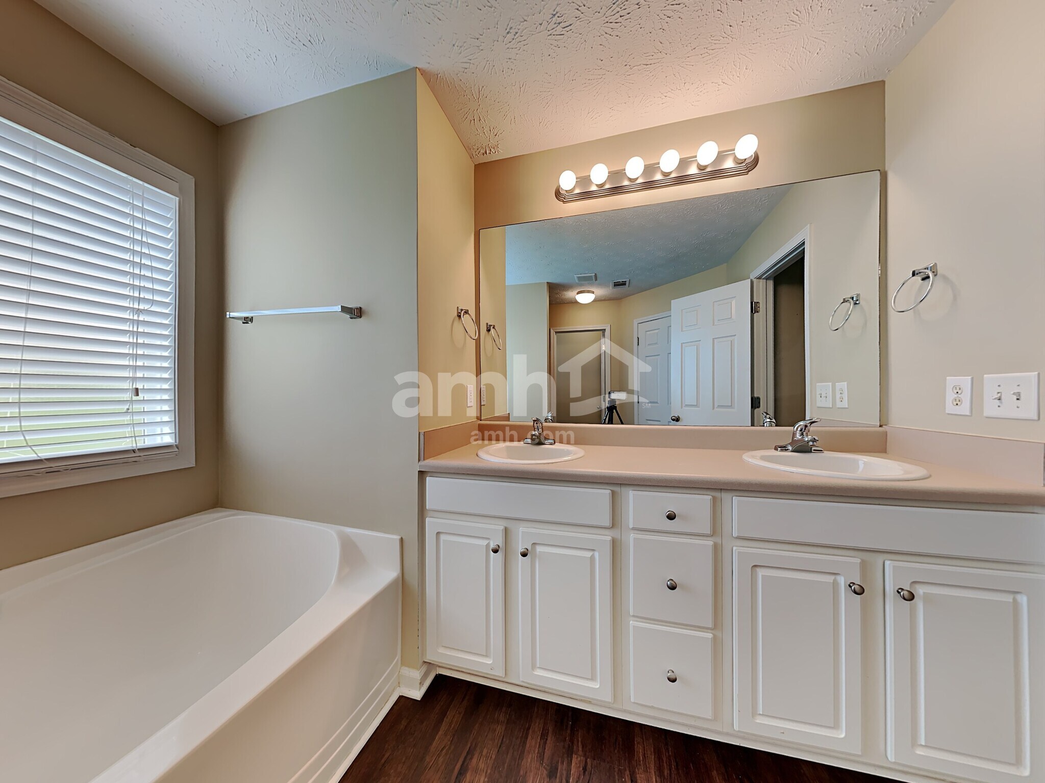 Building Photo - 303 Cole Creek Dr