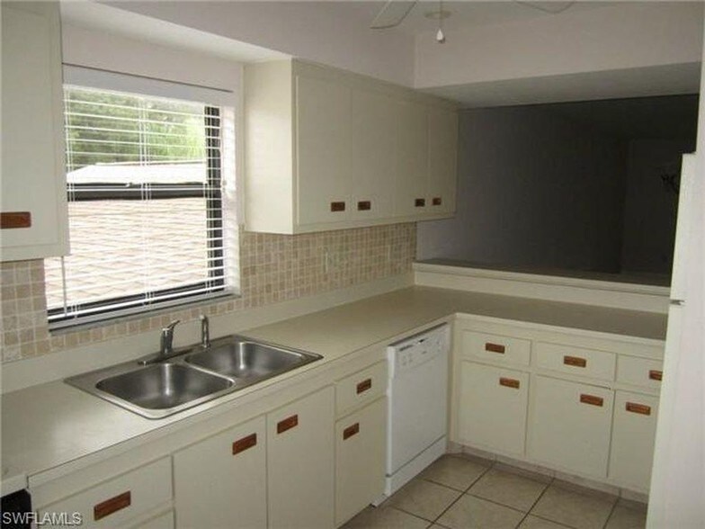 Kitchen - 10011 Maddox Ln