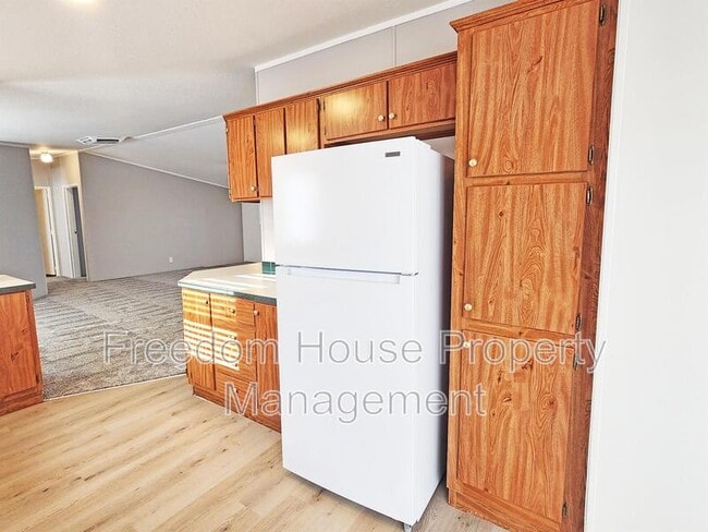 Building Photo - 320 W Comstock Cir S