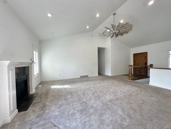 Building Photo - Stunning 6 Bed / 3 Bath | Great Location | Expansive Living Space