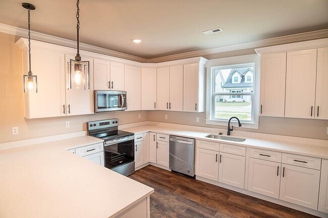 Building Photo - Beautiful 3 Bed, 2.5 Bath, 2 Car Garage - Community Pool & Walking Trail!