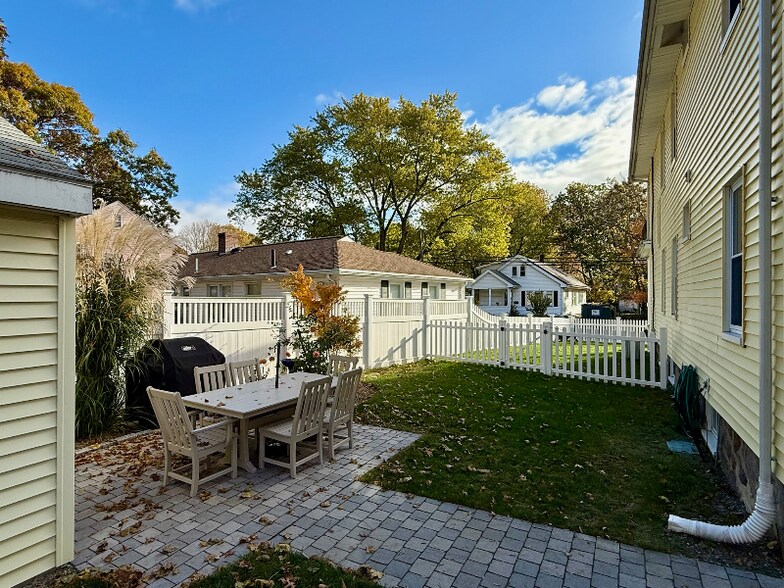 Building Photo - 37 Lindale Ave