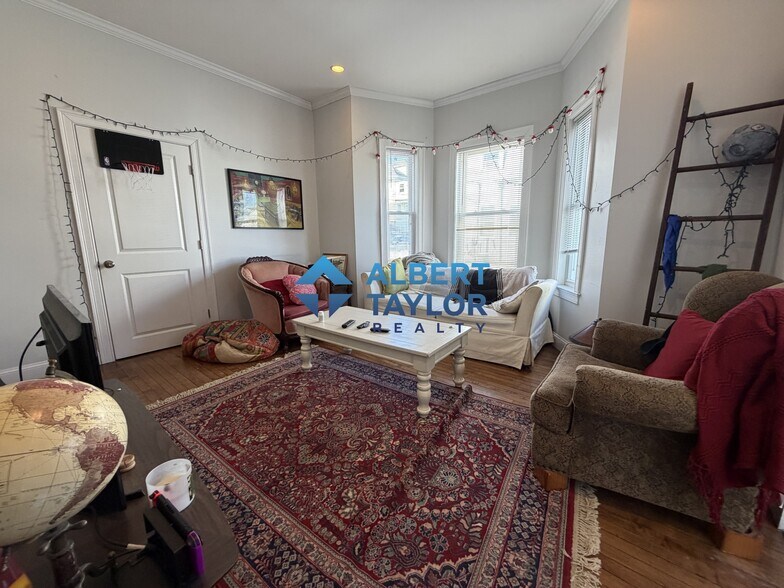 Building Photo - 10 Greylock Rd