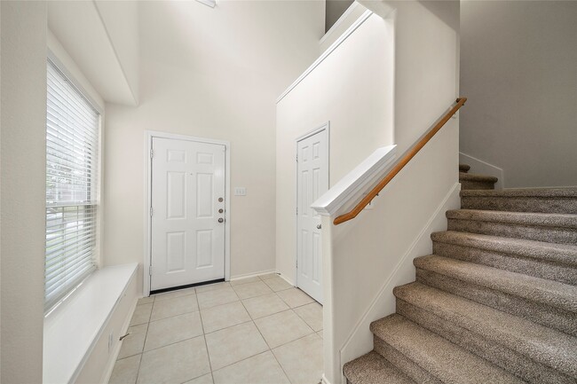 Building Photo - 25238 Finchgrove Ln