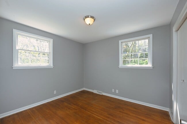 Building Photo - **ONE-SIDE-OF-A-DUPLEX HOME MINUTES FROM NASHVILLE WEST AND DOWNTOWN WITH A GORGEOUS LARGE YARD**