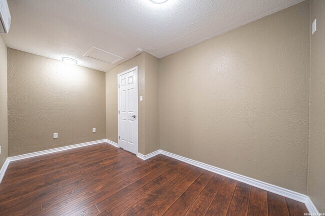 Building Photo - 821 Meadow Stone