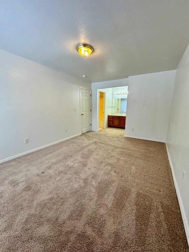 Building Photo - 3 Bedroom 2 Bath Centrally Located Condo