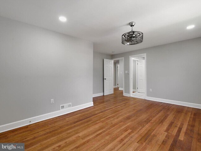 Building Photo - 4502 Elmwood Rd
