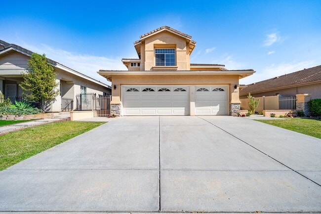 Building Photo - 4 Bedroom View Home in Emerald Heights | 3-Car Garage | Guard Gated Community