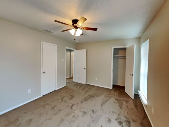 Building Photo - No App Fees. 1 Month Free Rent*