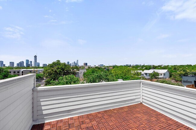 Building Photo - 2108 Rosewood Ave