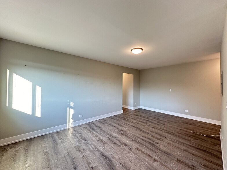 Building Photo - 533 W Surf St