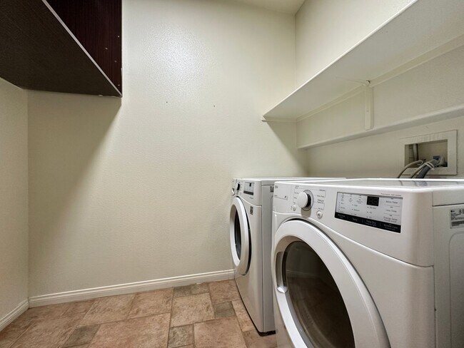 Building Photo - Echo Ridge At The Ridges In Summerlin-Unit 1