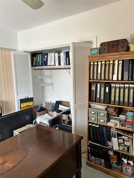 Building Photo - 3121 N Palm Aire Dr