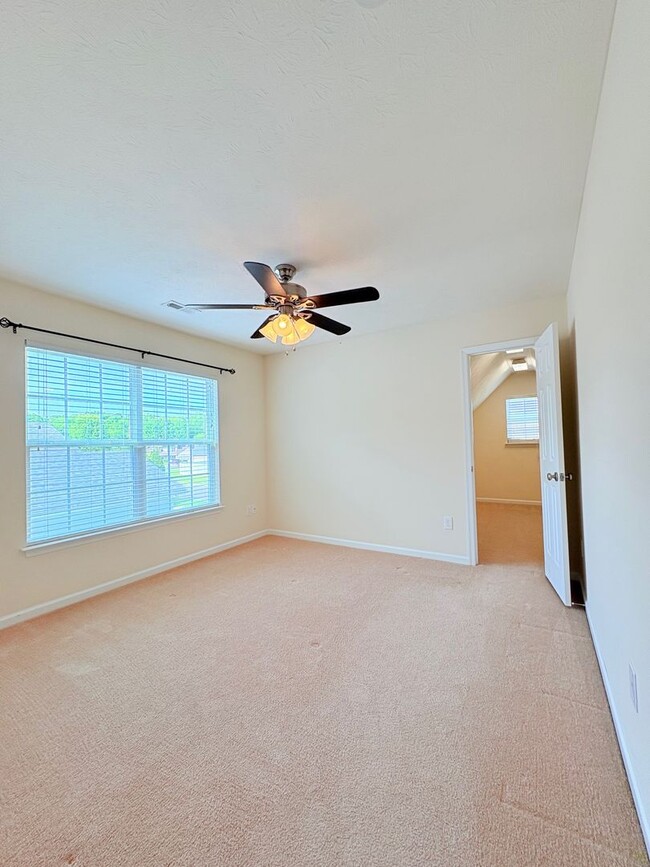 Building Photo - Large Spacious Home With Fully Fenced In Y...