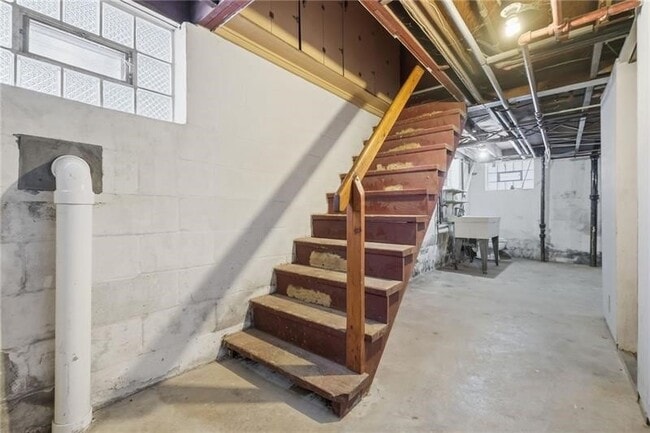 Building Photo - 3841 Lawnview Ave