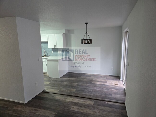 Building Photo - Check Out This Completely Remolded 3 Bedroom, 2.5 Bath Townhome!
