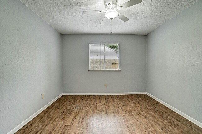 Building Photo - 2615 Lively Ln