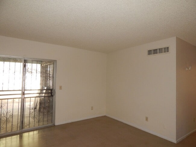 Building Photo - 2 Bedrooms - 1 Bathroom - Central AC