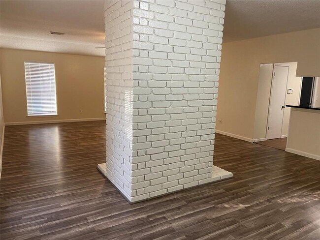 Building Photo - 11219 Willow Field Dr