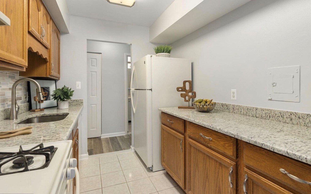 kitchen with granite counter tops - 3354 Woodburn Rd