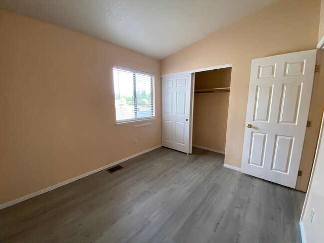 Building Photo - Spacious 2-Story in Laguna Park Village
