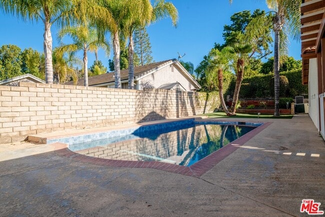 Building Photo - 233 Longfellow St