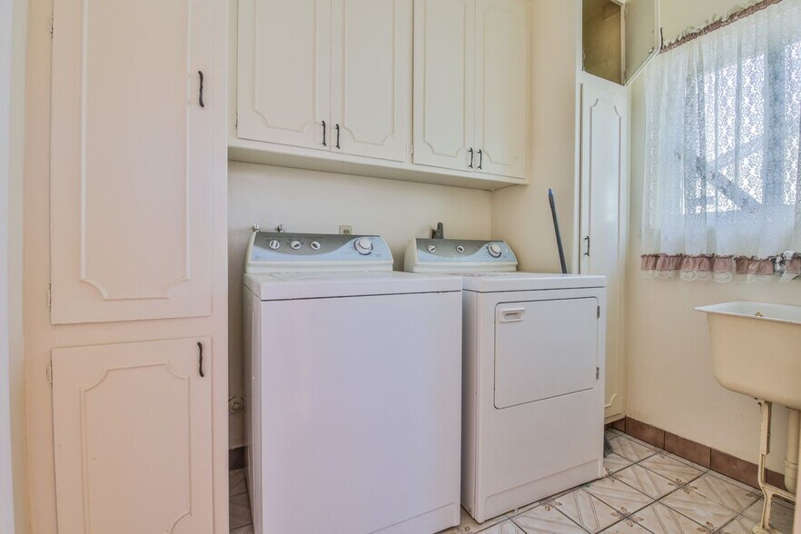 Building Photo - 3744 Pine Ave