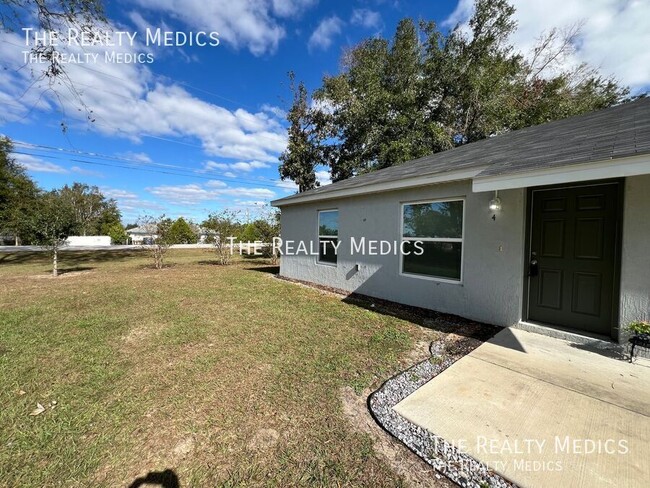 Building Photo - Charming 2 BD/2 BA Unit in Ocala!  END UNIT!