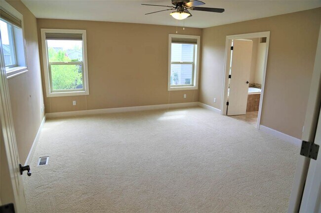 Building Photo - Nice 4bed/2.5 Bath Home, Gas Range
