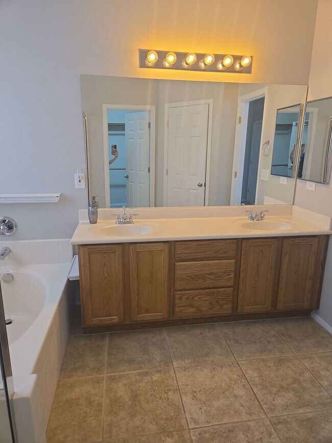Building Photo - 3-bedroom, 2-bath home located in a cul-de-sac in desirable Anthem Highlands.