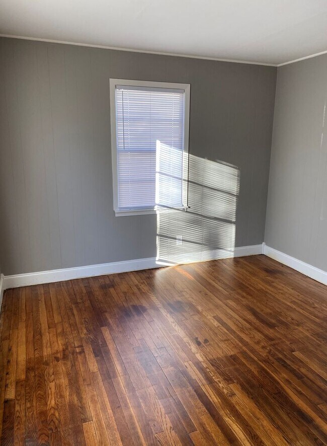 Building Photo - 2 Bed 1 Bath with Large backyard