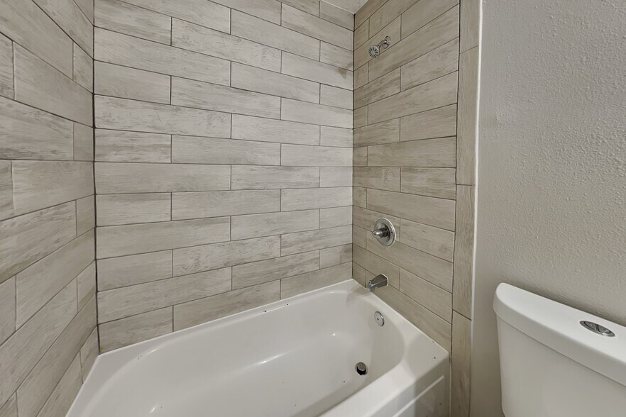 Building Photo - 8730 Valley Pond Ct
