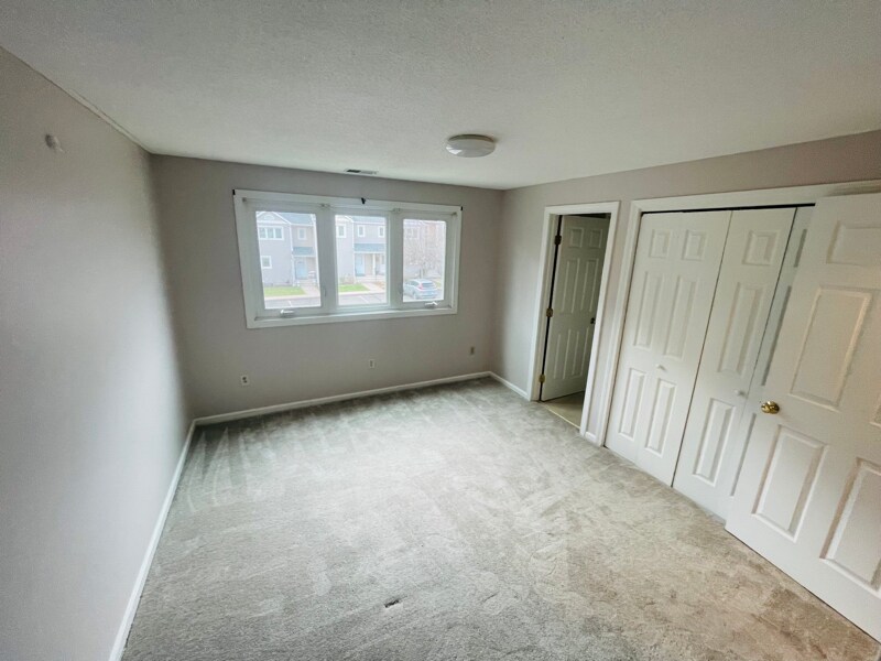 Building Photo - 19 Oak Ridge Dr