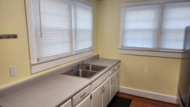 Building Photo - 214 Cross Roads Dr