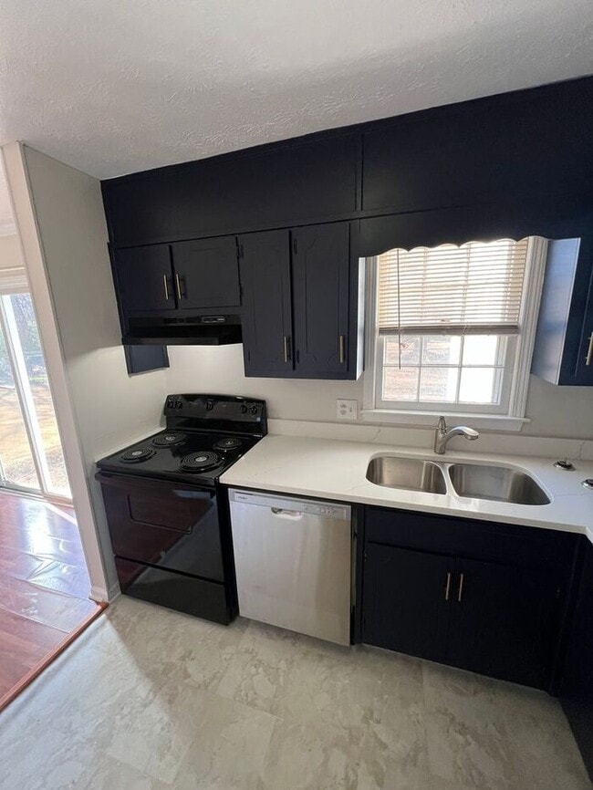 Building Photo - FINALLY A 2 BEDROOM 2.5 BATH IN LAWRENCEVILLE!