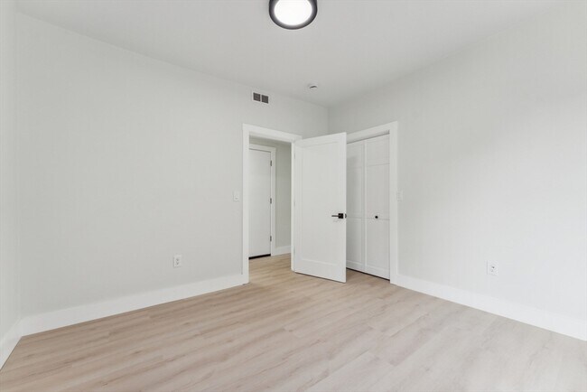Building Photo - 47 Brackett St