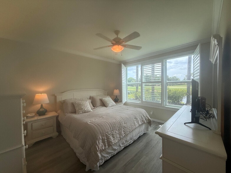 Master bedroom with golf course and lake views. Plantation shutters and crown. - 9231 Spring Run Blvd