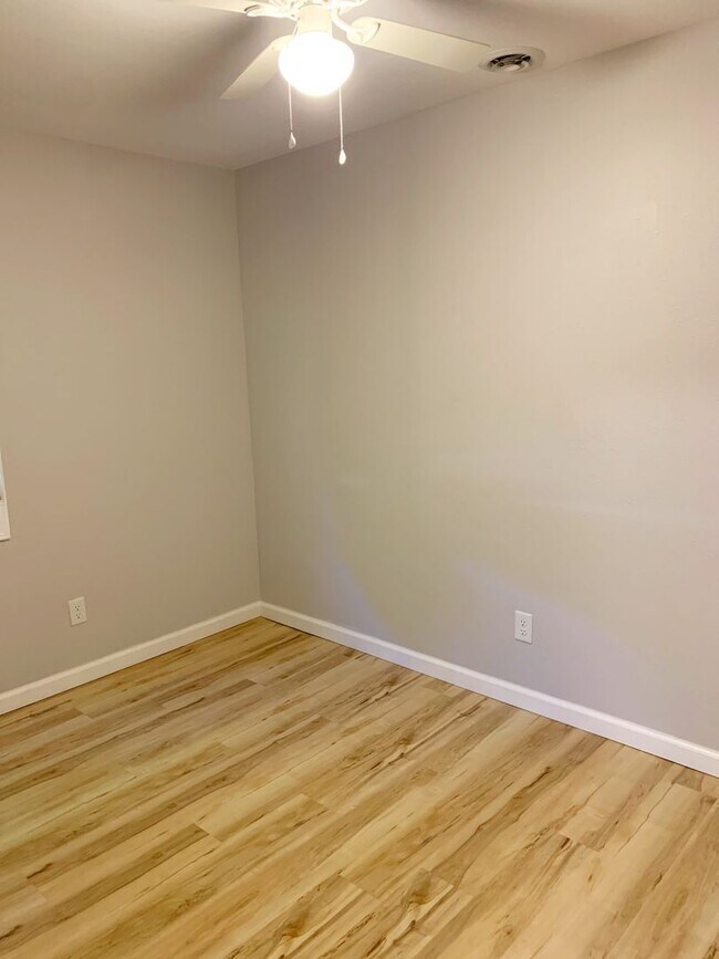 Building Photo - 2522 Meadowlane Dr