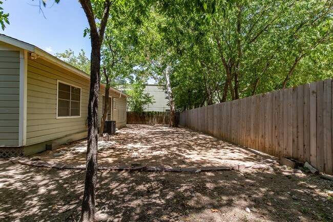 Building Photo - 5515 Roosevelt Ave