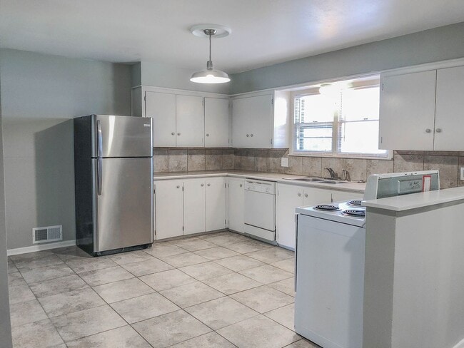 Building Photo - Pre-Leasing 3 bed 2 bath