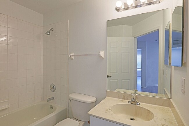 Building Photo - Forest Lake Townhomes 3629-102