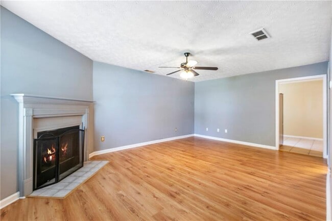 Building Photo - 314 Country Club Dr