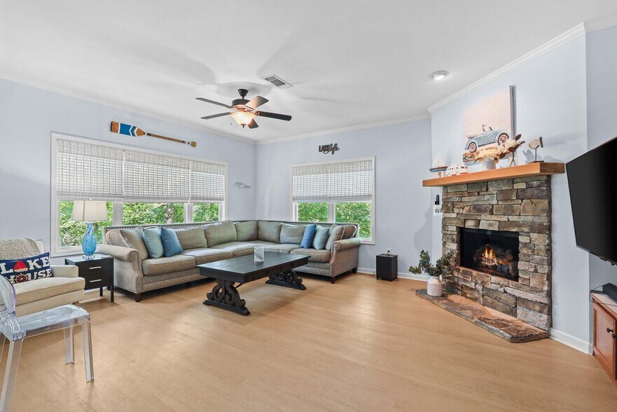 Building Photo - 204 Lake Breeze Ln