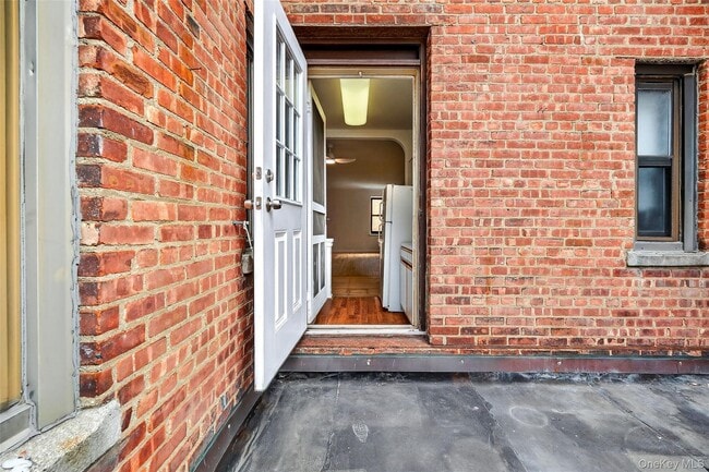 Building Photo - 2 Greenridge Ave