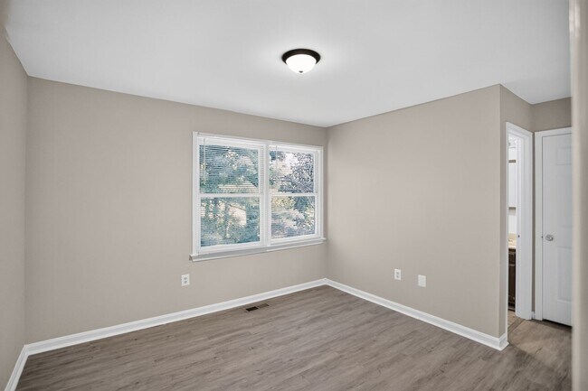 Building Photo - 2 Large Bedroom 2 level Townhouse in Fredericksburg