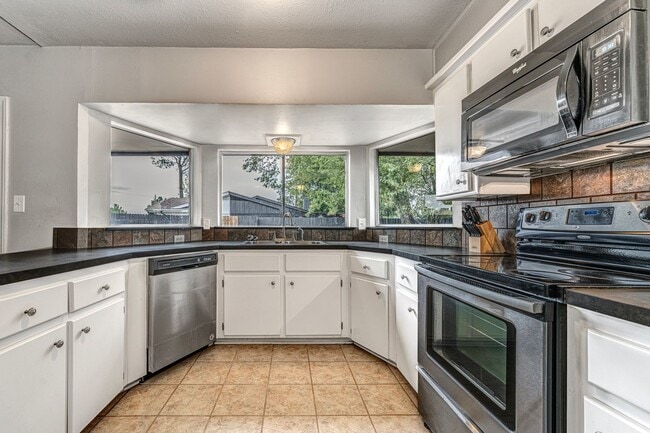 Building Photo - Fully Furnished Rental