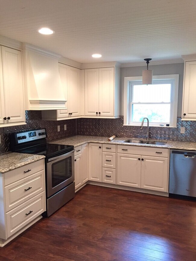 Building Photo - 1218 W White Oak Dr